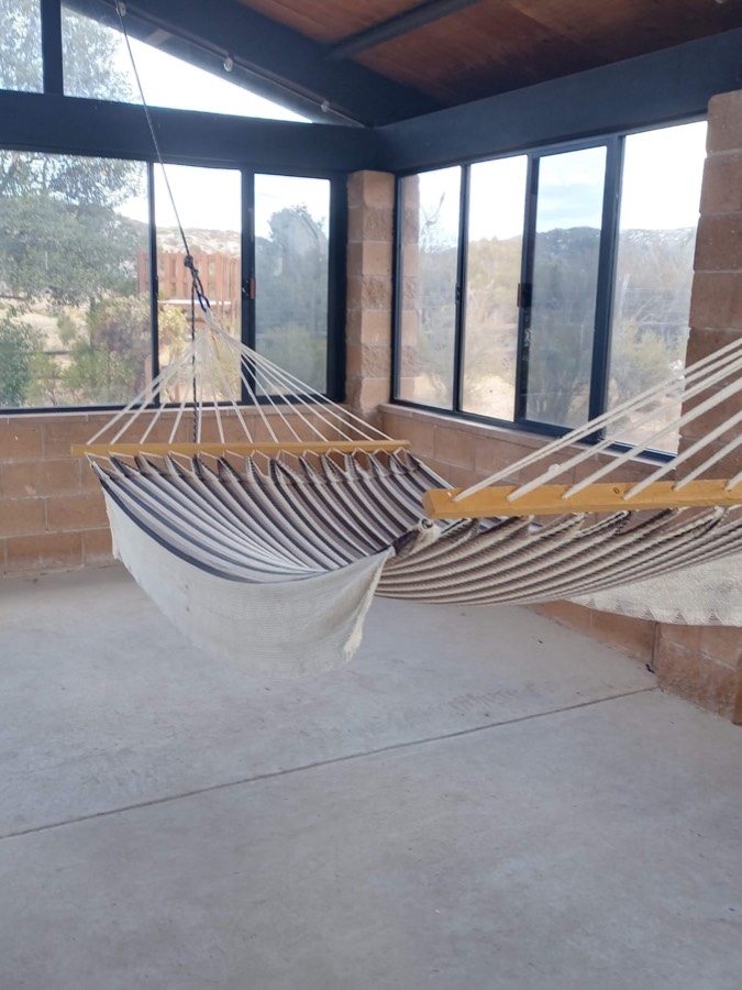 Una hamaca colgada bajo el techo de madera.