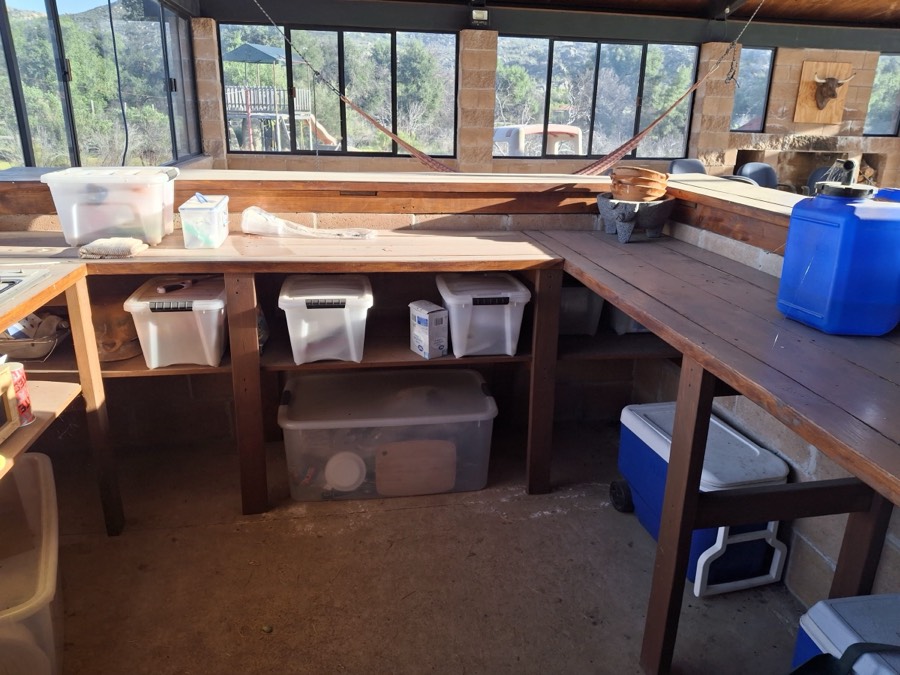 Una mesa larga preparada para el grupo, con la sierra al fondo.